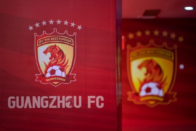 说着，苏知鱼急忙道：我也不跟你五千万、八千万了，我给你凑个整，一个亿，只要你点头，我十分钟内就让人给你账上打一亿现金。